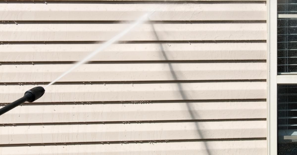 The 8 Best Vinyl Siding Cleaners: Homeowners Guide